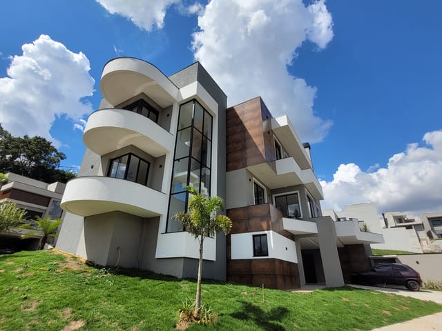 Casa com 345m² 5 quartos e 5 banheiros, à venda, no bairro Colônia Dona Luíza em Ponta Grossa
