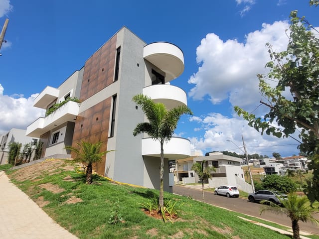 Casa com 345m² 5 quartos e 5 banheiros, à venda, no bairro Colônia Dona Luíza em Ponta Grossa