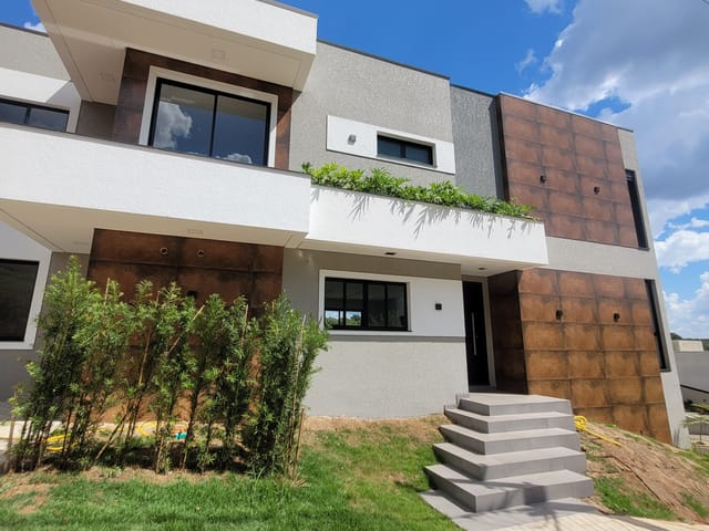 Casa com 345m² 5 quartos e 5 banheiros, à venda, no bairro Colônia Dona Luíza em Ponta Grossa