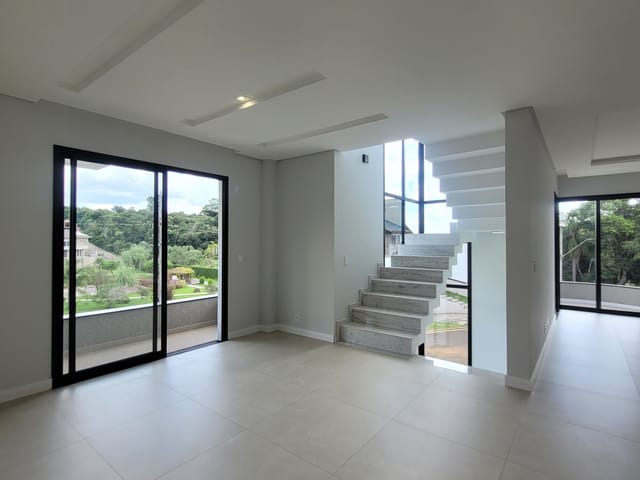 Casa com 345m² 5 quartos e 5 banheiros, à venda, no bairro Colônia Dona Luíza em Ponta Grossa