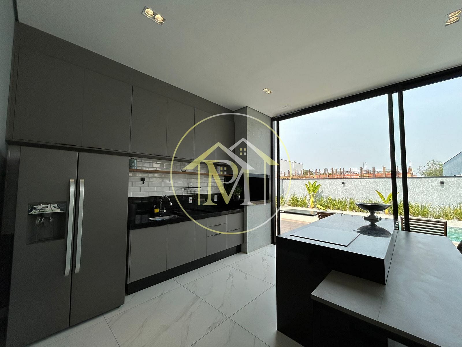 Casa à venda e aluguel com 4 quartos, 323m² - Foto 2