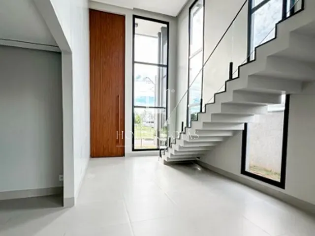 Casa com 300m² 3 quartos e 5 banheiros, à venda, no bairro Parqville Pinheiros em Aparecida de Goiânia
