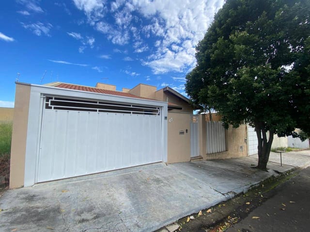 Casa 3 quartos e 1 banheiro, para alugar, no bairro Parque Universitário em São João da Boa Vista