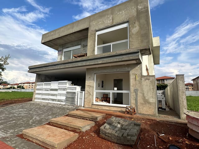 Casa com 233m² 4 quartos e 5 banheiros, à venda, no bairro Uvaranas em Ponta Grossa