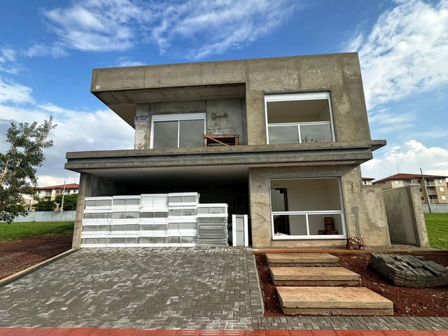 Casa com 233m² 4 quartos e 5 banheiros, à venda, no bairro Uvaranas em Ponta Grossa