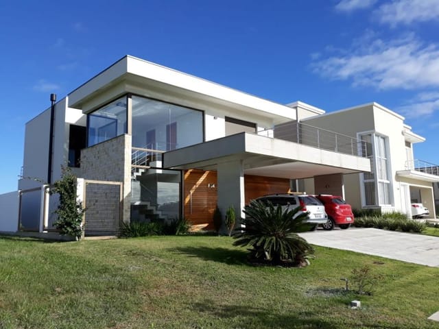 Casa com 418m² 3 quartos e 4 banheiros, à venda, no bairro Laranjal em Pelotas
