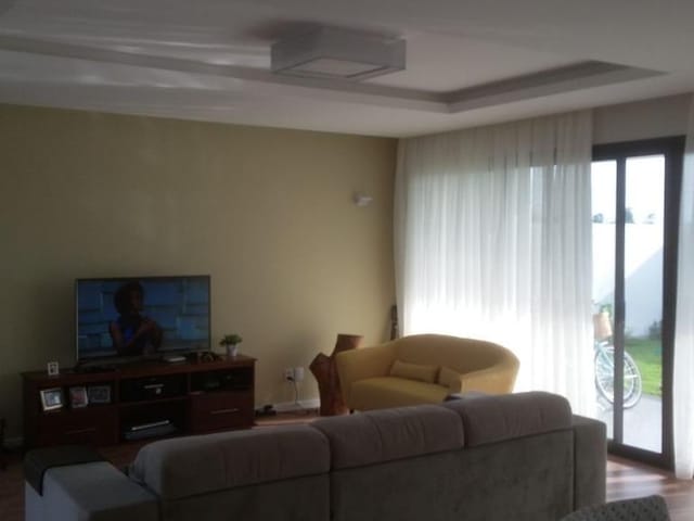 Casa com 418m² 3 quartos e 4 banheiros, à venda, no bairro Laranjal em Pelotas
