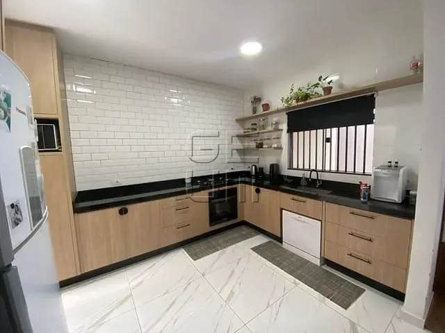Casa com 180m² 3 quartos e 2 banheiros, à venda, no bairro Colúmbia em Londrina