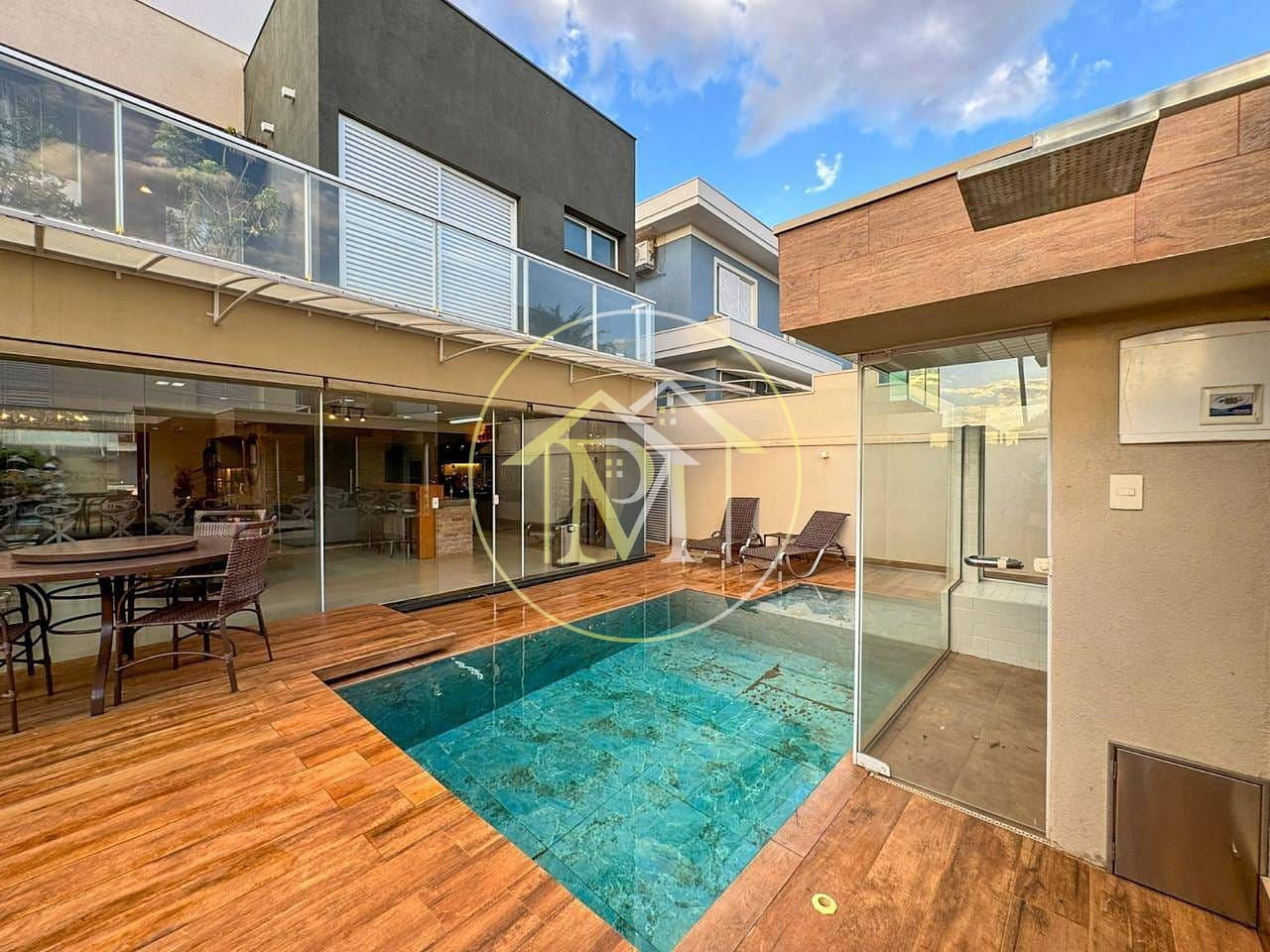 Casa à venda com 3 quartos, 295m² - Foto 1