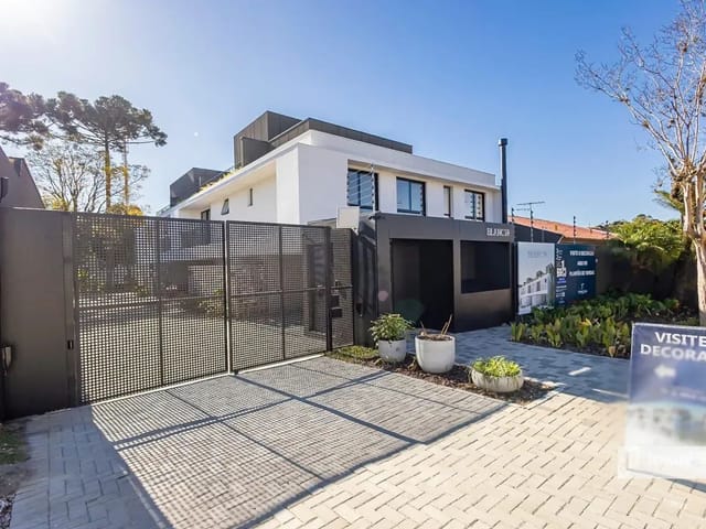 Casa 3 quartos e 4 banheiros, à venda, no bairro Guabirotuba em Curitiba