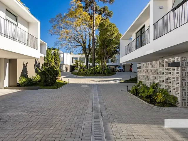 Casa 3 quartos e 4 banheiros, à venda, no bairro Guabirotuba em Curitiba