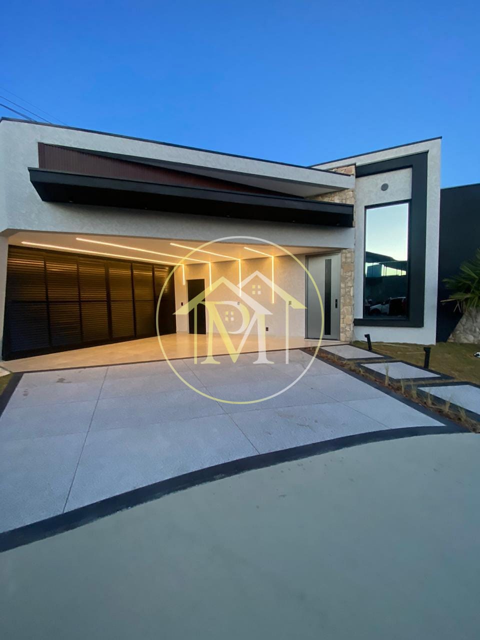 Casa à venda com 3 quartos, 184m² - Foto 1