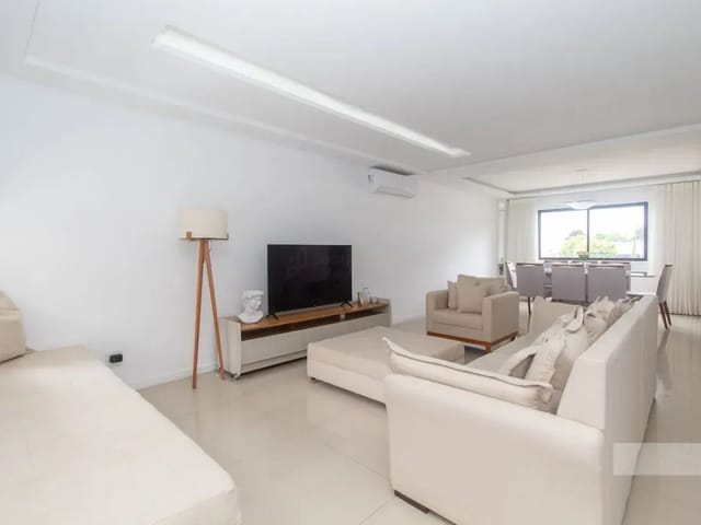 Casa 4 quartos e 9 banheiros, à venda, no bairro Campo Comprido em Curitiba