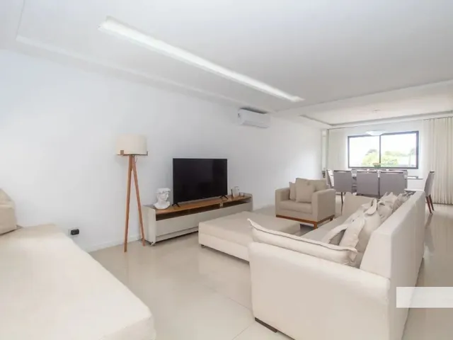 Casa 4 quartos e 9 banheiros, à venda, no bairro Campo Comprido em Curitiba