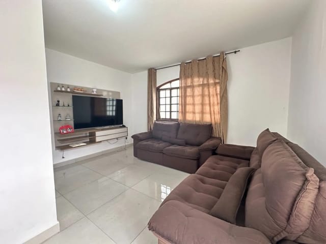 Casa 4 quartos e 2 banheiros, à venda, no bairro Residencial Vila Romana em Londrina