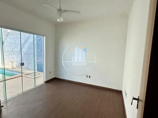Casa com 600m² 4 quartos e 3 banheiros, à venda, no bairro Gran Royalle em Pouso Alegre