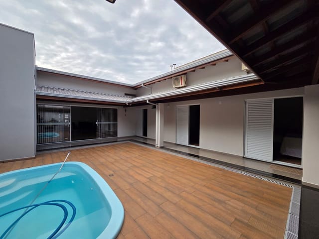 Casa com 308m² 3 quartos e 3 banheiros, para alugar, no bairro Riviera de São João em São João da Boa Vista
