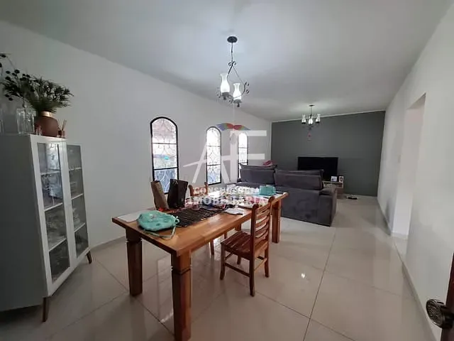 Casa com 318m² 2 quartos e 2 banheiros, à venda, no bairro Chácara Leal em Taubaté