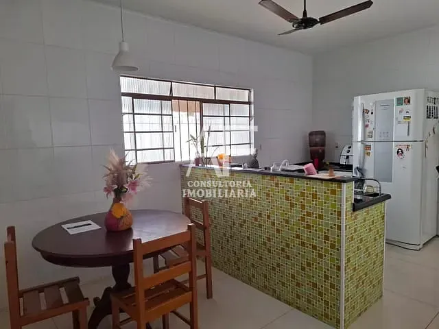 Casa com 318m² 2 quartos e 2 banheiros, à venda, no bairro Chácara Leal em Taubaté