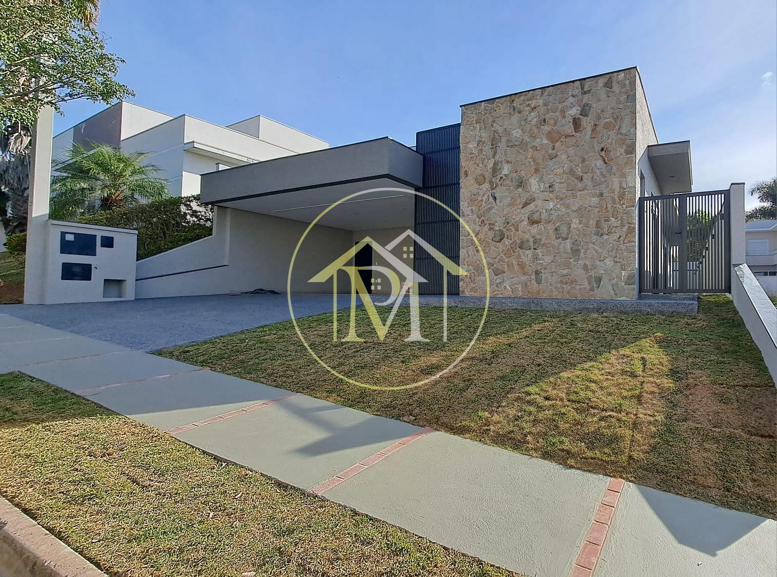 Casa à venda com 3 quartos, 220m² - Foto 1