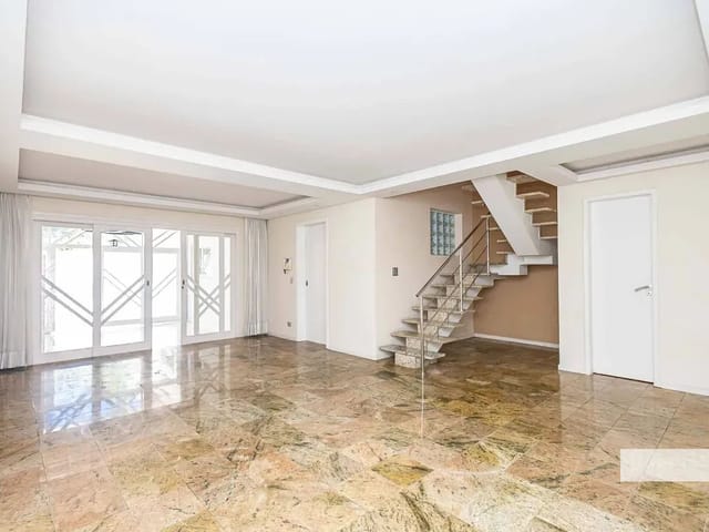 Casa 4 quartos e 7 banheiros, para alugar, no bairro Bom Retiro em Curitiba
