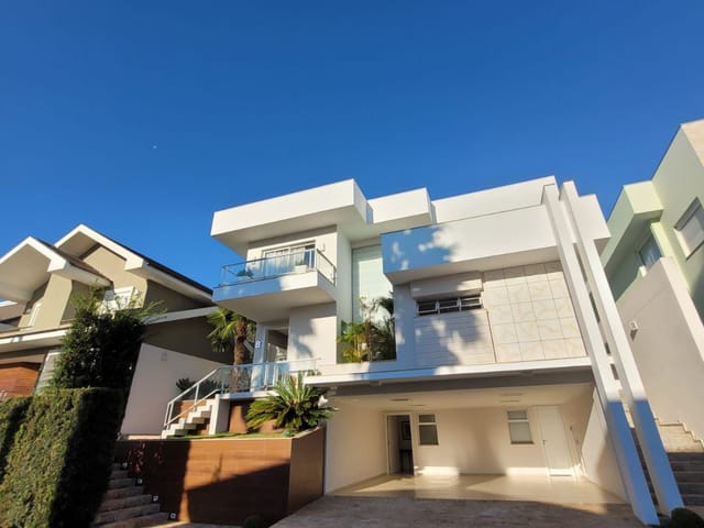 Casa com 457m² 3 quartos e 5 banheiros, à venda, no bairro Orfãs em Ponta Grossa