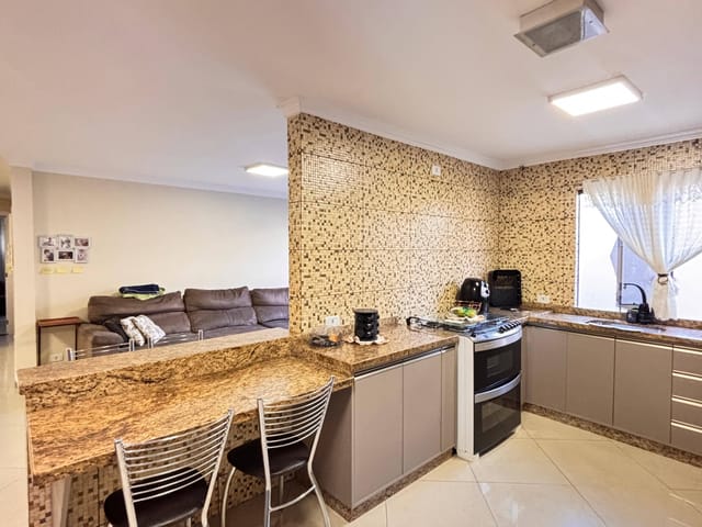 Casa com 202m² 5 quartos e 4 banheiros, à venda, no bairro Jardim Carvalho em Ponta Grossa