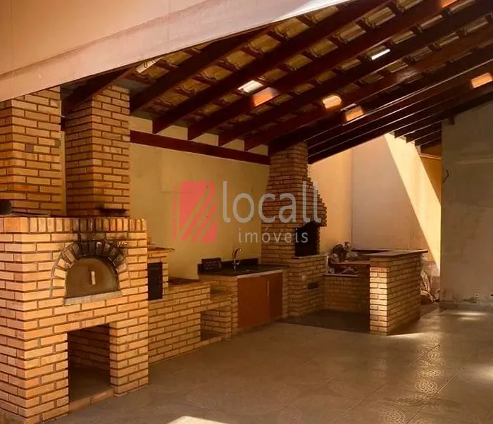 Casa com 3 quartos para aluguel, 200m² — foto 2 de 19