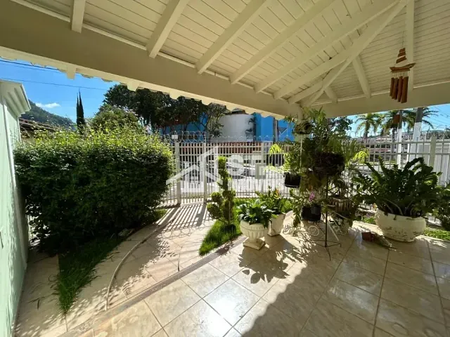Casa com 300m² 4 quartos e 2 banheiros, à venda, no bairro Vila Buzato em Andradas