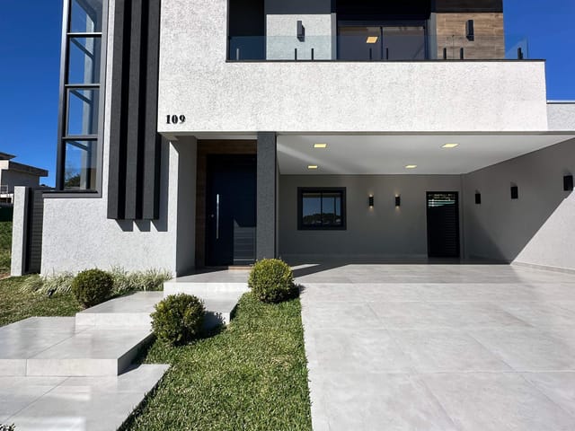Casa com 202m² 4 quartos e 4 banheiros, à venda, no bairro Uvaranas em Ponta Grossa
