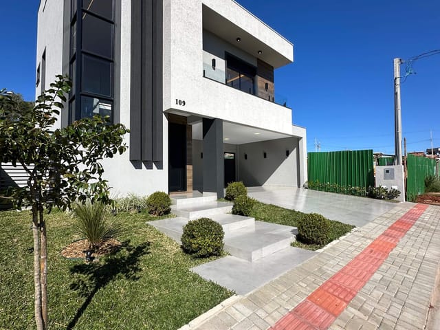Casa com 202m² 4 quartos e 4 banheiros, à venda, no bairro Uvaranas em Ponta Grossa
