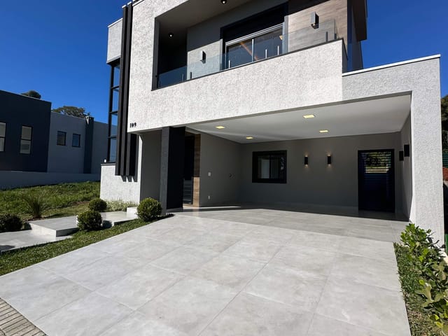 Casa com 202m² 4 quartos e 4 banheiros, à venda, no bairro Uvaranas em Ponta Grossa