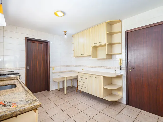 Casa com 480m² 3 quartos e 2 banheiros, à venda, no bairro Vista Alegre em Curitiba