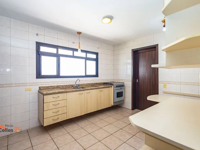 Casa com 480m² 3 quartos e 2 banheiros, à venda, no bairro Vista Alegre em Curitiba