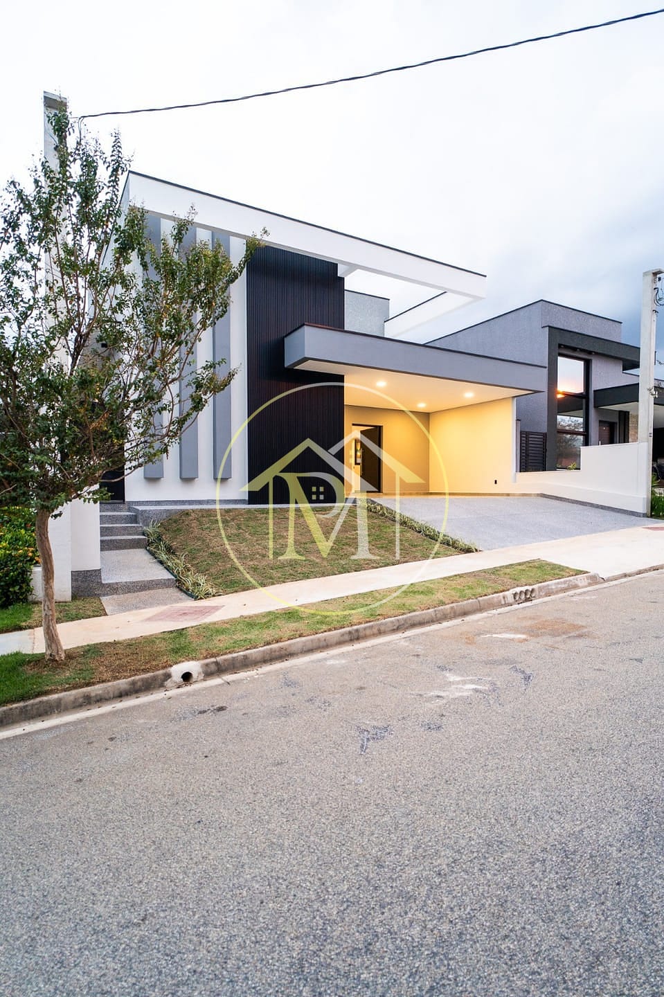 Casa à venda com 3 quartos, 212m² - Foto 1