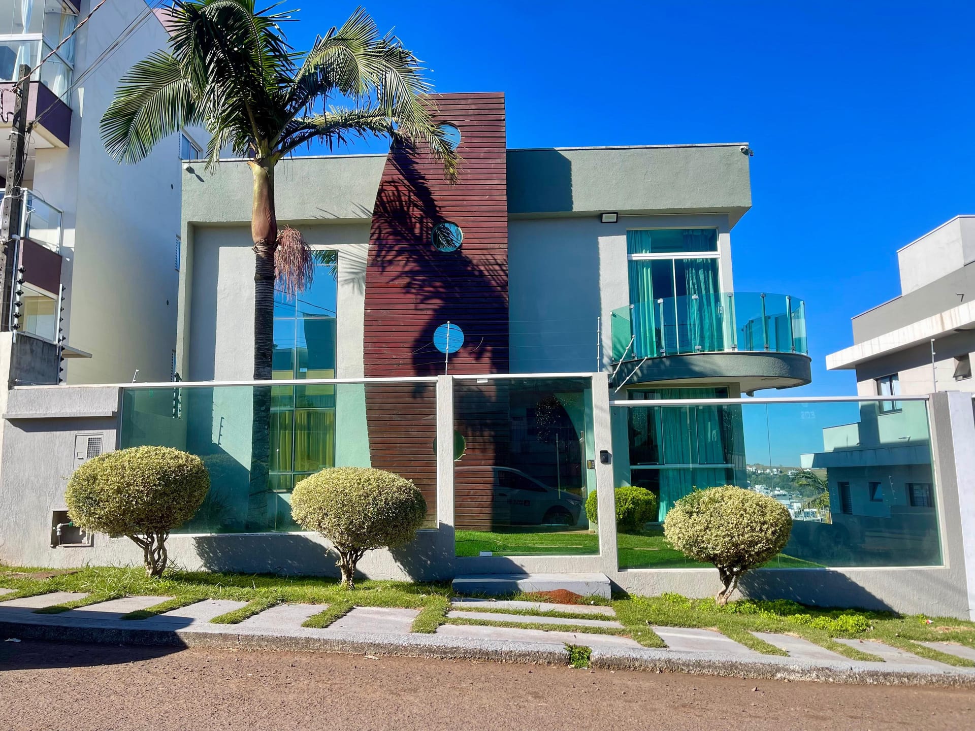 Casa para alugar com 3 dormitórios, 2 banheiros, 3 vagas de garagens e 203m² de área privativa no bairro Universitário