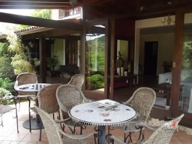 Casa com 500m², à venda, no bairro Itaipava em Petrópolis