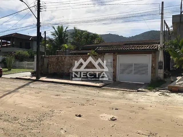 Casa com 400m² 4 quartos e 4 banheiros, à venda, no bairro Massaguaçu em Caraguatatuba
