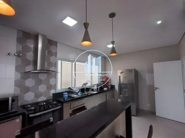 Casa com 303m² 4 quartos e 3 banheiros, à venda, no bairro Buritis em Pouso Alegre