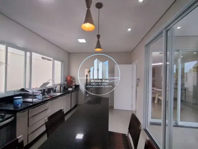Casa com 303m² 4 quartos e 3 banheiros, à venda, no bairro Buritis em Pouso Alegre