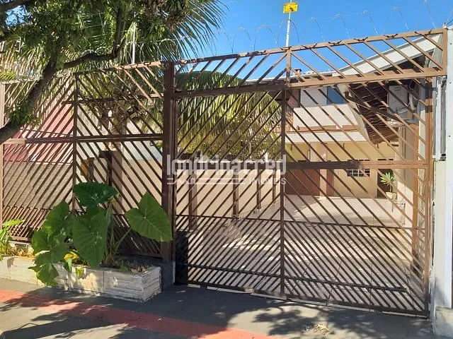 Casa 3 quartos e 5 banheiros, à venda, no bairro Santa Mônica em Londrina