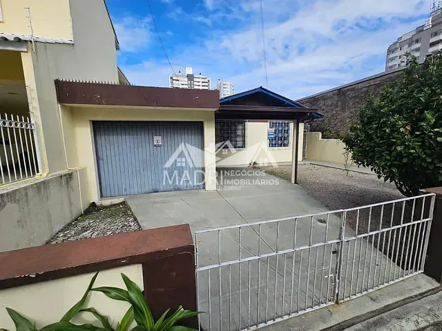 Casa com 360m² 3 quartos e 1 banheiro, à venda, no bairro Kobrasol em São José