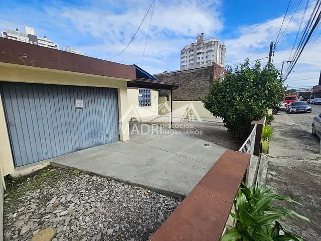 Casa com 360m² 3 quartos e 1 banheiro, à venda, no bairro Kobrasol em São José