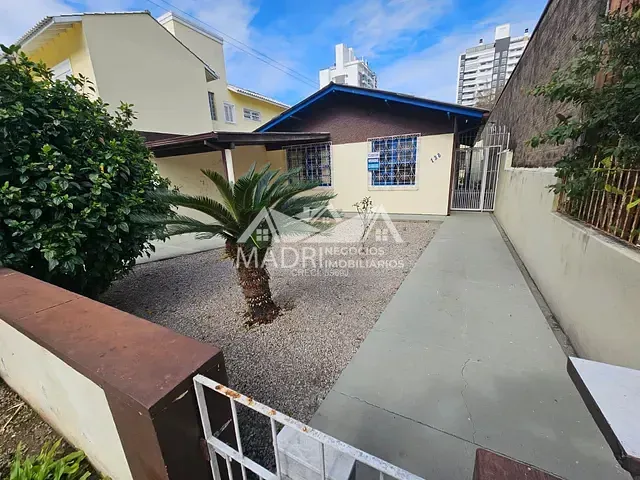 Casa com 360m² 3 quartos e 1 banheiro, à venda, no bairro Kobrasol em São José