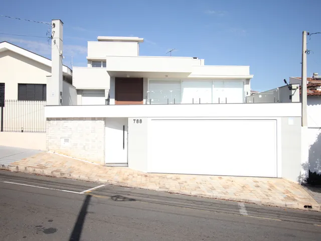 Casa com 300m² 3 quartos e 4 banheiros, para alugar, no bairro Centro em São João da Boa Vista