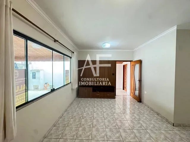 Casa com 250m² 3 quartos e 3 banheiros, à venda ou para alugar, no bairro Parque Esperança em Taubaté