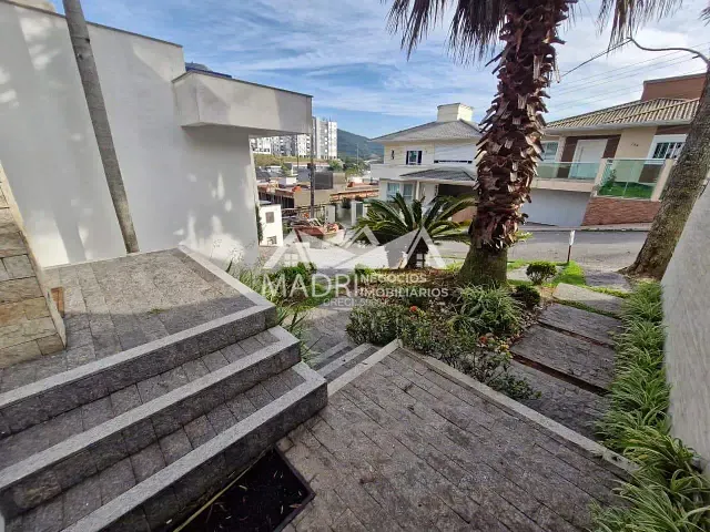 Casa com 360m² 3 quartos e 4 banheiros, à venda ou para alugar, no bairro Pedra Branca em Palhoça