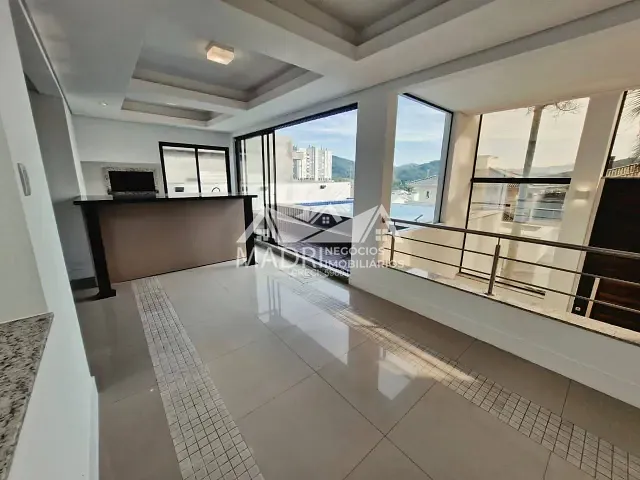 Casa com 360m² 3 quartos e 4 banheiros, à venda ou para alugar, no bairro Pedra Branca em Palhoça