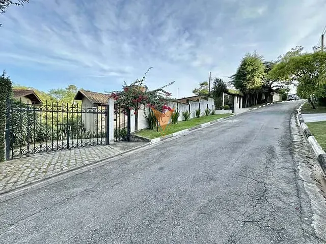 Casa com 1020m² 3 quartos e 4 banheiros, à venda ou para alugar, no bairro Chácara dos Lagos em Carapicuíba