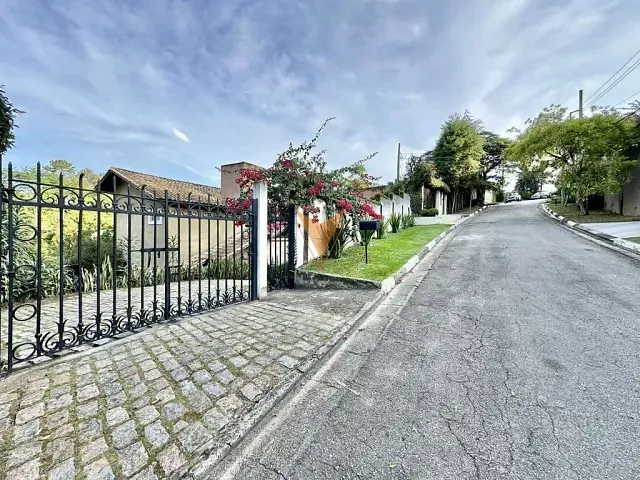 Casa com 1020m² 3 quartos e 4 banheiros, à venda ou para alugar, no bairro Chácara dos Lagos em Carapicuíba